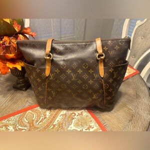 Authentic Louis Vuitton Totally MM, date code indicates 2012.